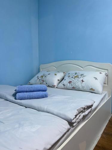 2 Betten nebeneinander in einem Zimmer in der Unterkunft Mini hotel in Almaty