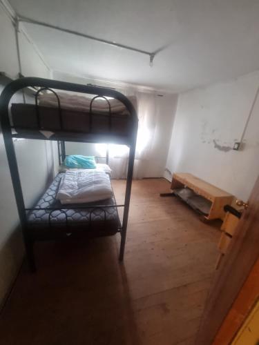 מיטה או מיטות קומותיים בחדר ב-Casa san rafael 2 pisos