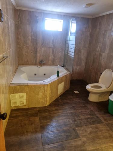 La salle de bains est pourvue d'une baignoire et de toilettes. dans l'établissement Casa san rafael 2 pisos, à Los Andes