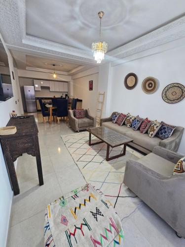 una sala de estar con un sofá y una mesa en Charming Apartment in Essaouira, en Essaouira