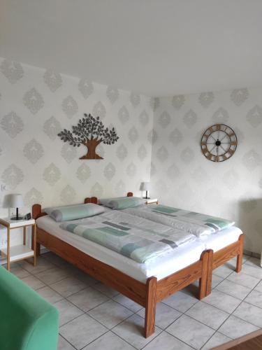 エンゲルスキルヒェンにあるFerienwohnung Erlenhofのベッドルーム1室(大型ベッド1台付)