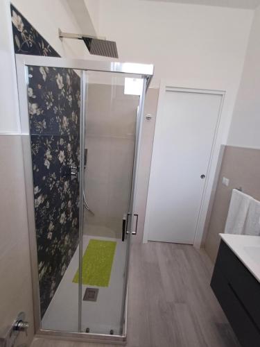 a shower with a green rug in a bathroom at Borgo Marino casa vacanze in Santa Teresa di Riva