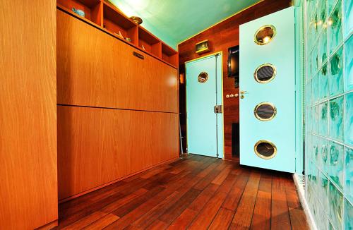 un couloir avec un lave-linge et un sèche-linge dans une maison dans l'établissement Paris Marais Tiny Boat MERRIB, à Paris