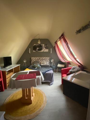 une chambre avec un lit, un bureau et un lavabo dans l'établissement location 2-3 pers perros guirec, à Perros-Guirec