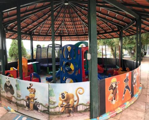 Ein Kinderspielbereich in der Unterkunft Verdes Vales Lazer Hotel