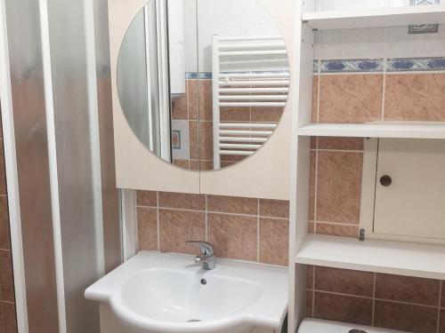 ein Bad mit einem Waschbecken und einem Spiegel in der Unterkunft Appartement Les Adrets-Prapoutel, 2 pièces, 6 personnes - FR-1-557-78 in Les Adrets