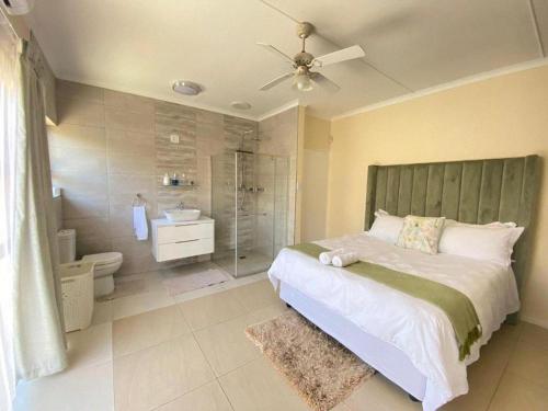 - une chambre avec un lit, une douche et des toilettes dans l'établissement K'S Legacy, à Kimberley
