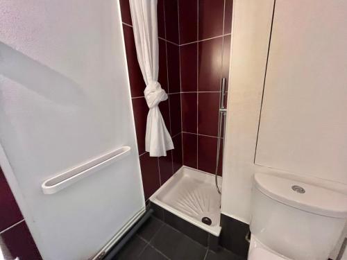 mała łazienka z toaletą i prysznicem w obiekcie Studio Lumineux à 700m de la Plage, Centre Ville, Pour 4 Personnes - FR-1-716-17 w mieście La Grande-Motte