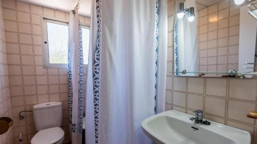 La salle de bains est pourvue de toilettes, d'un lavabo et d'une douche. dans l'établissement Casa Victoria Alozaina by Ruralidays, à Alozaina