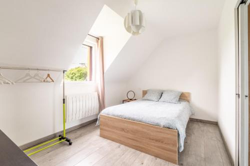 ein kleines Schlafzimmer mit einem Bett und einem Fenster in der Unterkunft Gite Ti Coz piscine intérieure in Caden