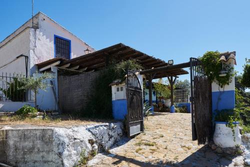 Το κτήριο όπου στεγάζεται  η παραθεριστική κατοικία