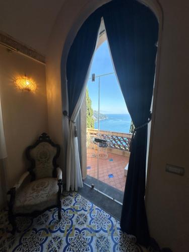 ラヴェッロにあるVilla Barluzziの海の景色を望む窓付きの客室です。