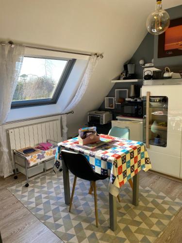 - une cuisine avec une table dans une chambre avec une cuisine dans l'établissement Studio perros guirec village préféré des Français, à Perros-Guirec