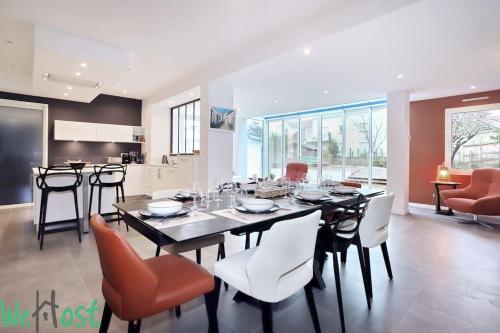 une salle à manger et une cuisine avec une table et des chaises dans l'établissement PINCE [*Ty Bleuniou * ]- Proche mer et cœur de ville, à Pornichet