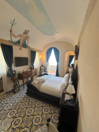 ラヴェッロにあるVilla Barluzziのベッドとテレビ付きのホテルルーム