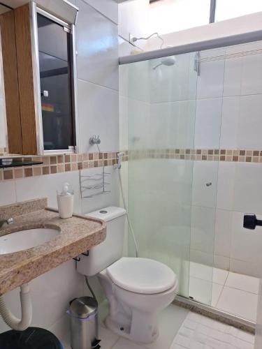 um banheiro com vaso sanitário, pia e chuveiro em Studio Ibiza 74 Boa Viagem em Recife