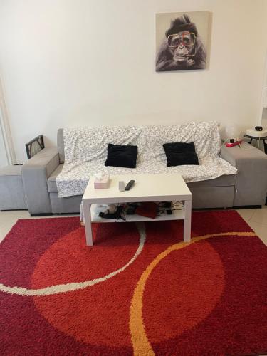 un salon avec un canapé et une table basse dans l'établissement Nid douillet parisien, à Paris