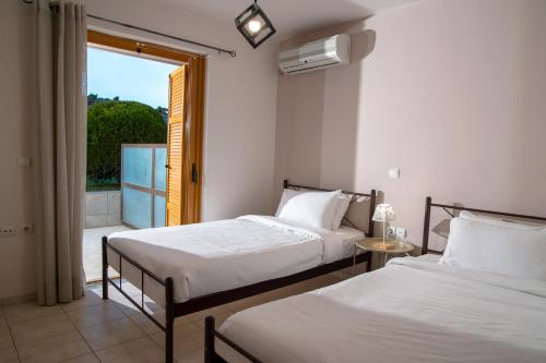 Ένα ή περισσότερα κρεβάτια σε δωμάτιο στο Stork Holiday Apartments - Garden & Sea View