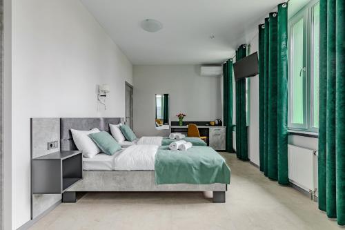 Postel nebo postele na pokoji v ubytování Green Line Hotel