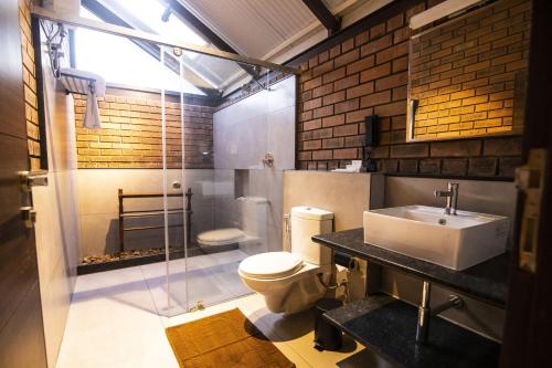 LA PALMERA في ذوثوكدي: حمام مع مرحاض ومغسلة ودش