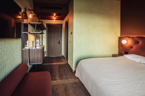 um quarto de hotel com uma cama e uma cadeira em Hótel Jökulsárlón - Glacier Lagoon Hotel em Höfn
