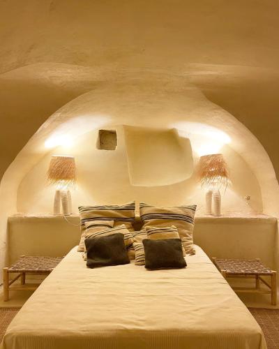 une chambre avec un grand lit blanc avec deux oreillers dans l'établissement Maison de charme en Provence, à Aubussargues