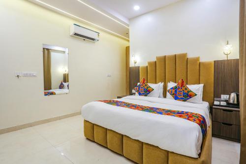 a bedroom with a large bed in a room at FabHotel Vishesh Villas in New Delhi