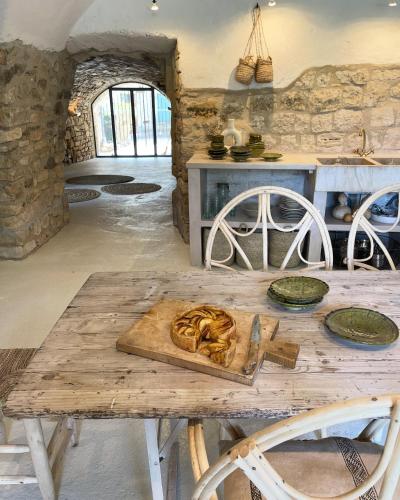 une table en bois dans une cuisine avec un comptoir et une table sidx sidx dans l'établissement Maison de charme en Provence, à Aubussargues