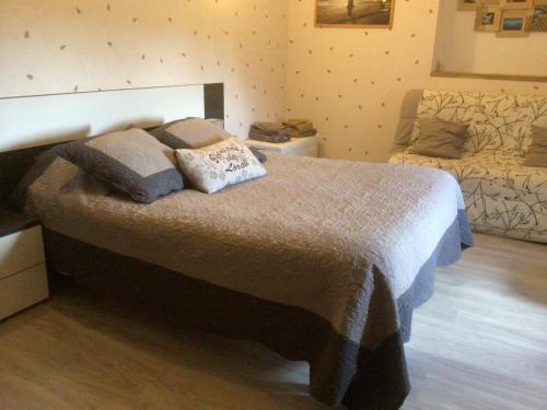 sypialnia z łóżkiem z 2 poduszkami w obiekcie Lorali w mieście Gohier