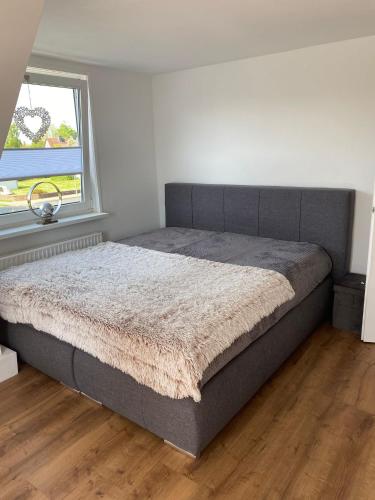 a large bed in a bedroom with a window at Ferienwohnung Soltau in Soltau