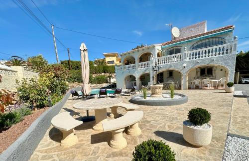 SUNNY Apartment in a Cosy Villa with shared swimming pool