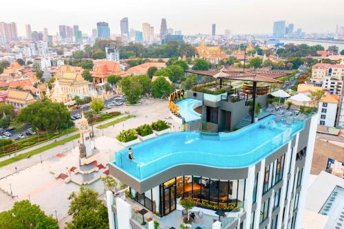 金邊的住宿－Chaiya Palace Hotel，享有带游泳池的建筑的空中景致