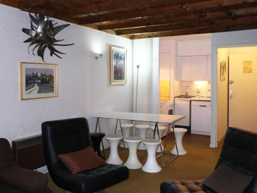 un salon avec une table et des chaises et une cuisine dans l'établissement Appartement cosy pour 6 pers, proche centre, skis aux pieds - FR-1-322-225, aux Orres