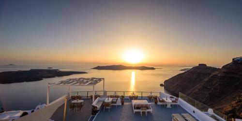 a view of the sunset from a cruise ship at Vallas Apartments & Villas in Firostefani