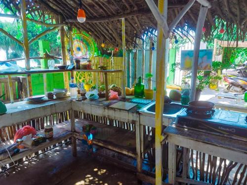 阿漢伽馬的住宿－Gaia Ocean Surf Yoga，厨房配有桌子和一些其他设施。