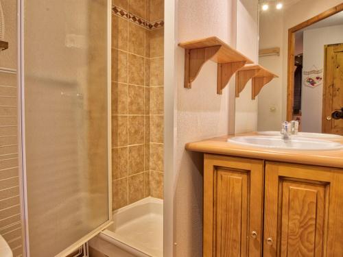 uma casa de banho com um lavatório e um chuveiro em Appartement Notre-Dame-de-Bellecombe, 2 pièces, 4 personnes - FR-1-505-5 em Notre-Dame-de-Bellecombe
