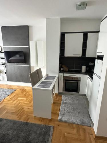 Η κουζίνα ή μικρή κουζίνα στο Apartments Nova Otoka Sarajevo 2