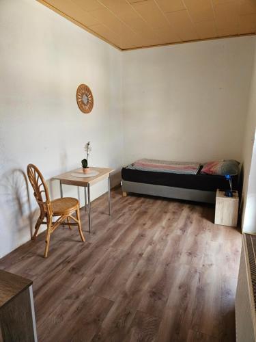 um quarto com uma cama, uma secretária e uma mesa em Monteurzimmer und Pension - Ampfurth em Oschersleben