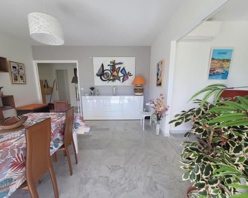 un salon avec une table et une salle à manger dans l'établissement EDEN PARK T3, à Antibes