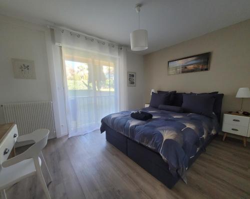 une chambre avec un lit sur lequel est allongé un chat dans l'établissement EDEN PARK T3, à Antibes