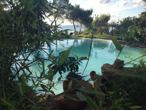 Taman di luar Hostal Cala Boix