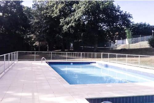 une piscine entourée d'une clôture dans l'établissement La Brise du Clos , Grand 3 pièces, Piscine & Tennis, à Villers-sur-Mer