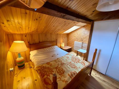une chambre avec un lit dans une pièce en bois dans l'établissement Maison de village cosy pour 4 pers, proche station ski, Formiguères et Les Angles - FR-1-758-27, à Réal