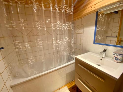 une salle de bain avec une baignoire, un lavabo et une douche dans l'établissement Maison de village cosy pour 4 pers, proche station ski, Formiguères et Les Angles - FR-1-758-27, à Réal