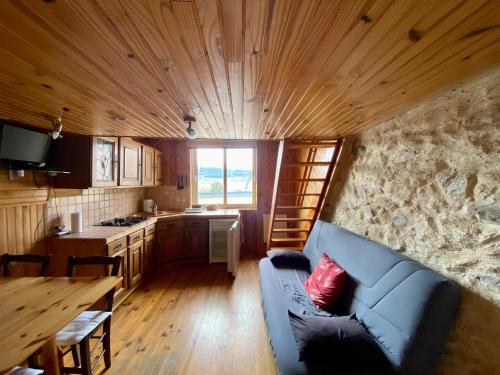 un salon avec un canapé bleu et une cuisine dans l'établissement Maison de village cosy pour 4 pers, proche station ski, Formiguères et Les Angles - FR-1-758-27, à Réal