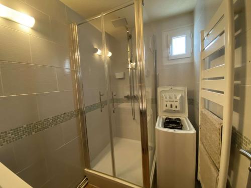 La salle de bains est pourvue d'une cabine de douche en verre. dans l'établissement Chaleureux Appartement à Eaux-Bonnes, 2 Chambres, Résidence Tranquille, Idéal Été/Hiver - FR-1-400-129, à Eaux-Bonnes