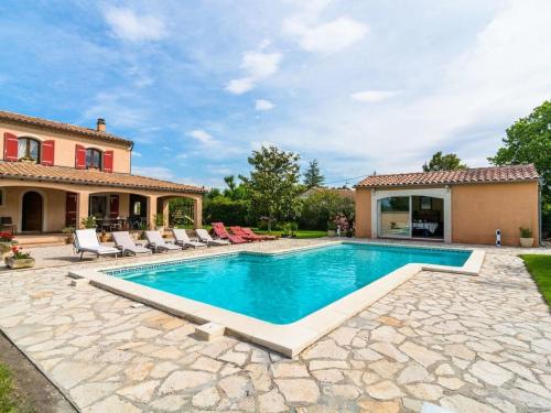 une piscine devant une maison dans l'établissement Villa Provençale: Piscine Privée, Clim, Ping-Pong, Babyfoot, Jardin, Proche Avignon - FR-1-708-78, à Althen-des-Paluds