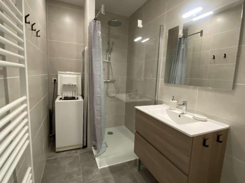 y baño con lavabo, ducha y aseo. en Appartement Praz-sur-Arly, 3 pièces, 6 personnes - FR-1-603-93 en Praz-sur-Arly