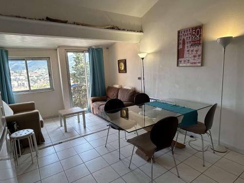 un salon avec une table en verre et un canapé dans l'établissement Duplex 3 pièces climatisé avec parking, proche plage à Banyuls - FR-1-225C-143, à Banyuls-sur-Mer