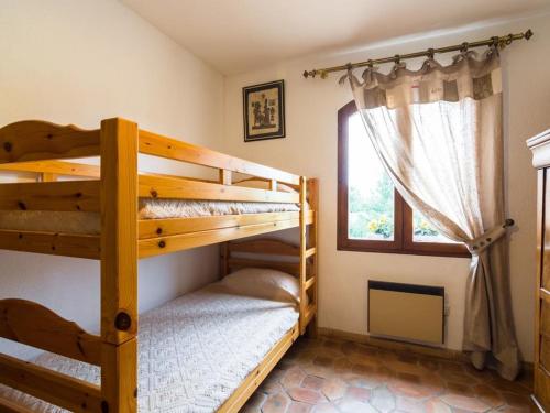 deux lits superposés dans une chambre avec fenêtre dans l'établissement Villa Provençale: Piscine Privée, Clim, Ping-Pong, Babyfoot, Jardin, Proche Avignon - FR-1-708-78, à Althen-des-Paluds